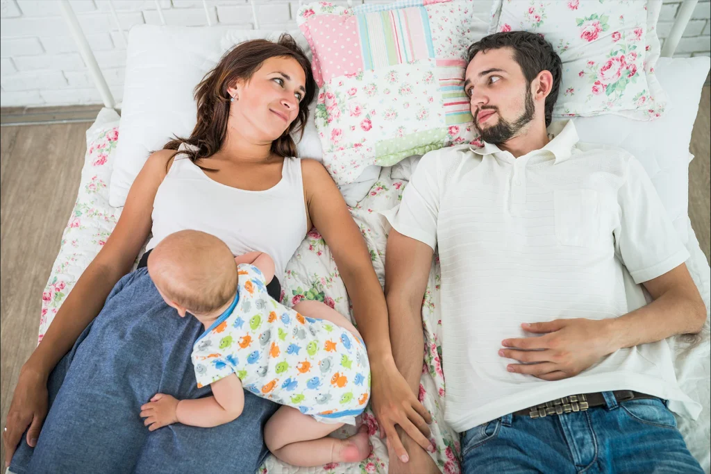 Padres con su bebé durante una experiencia de fotografía de iris